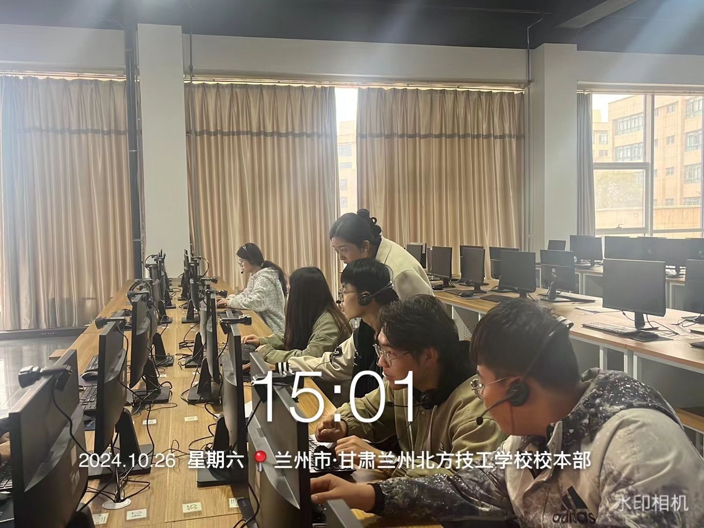 考生認真答題