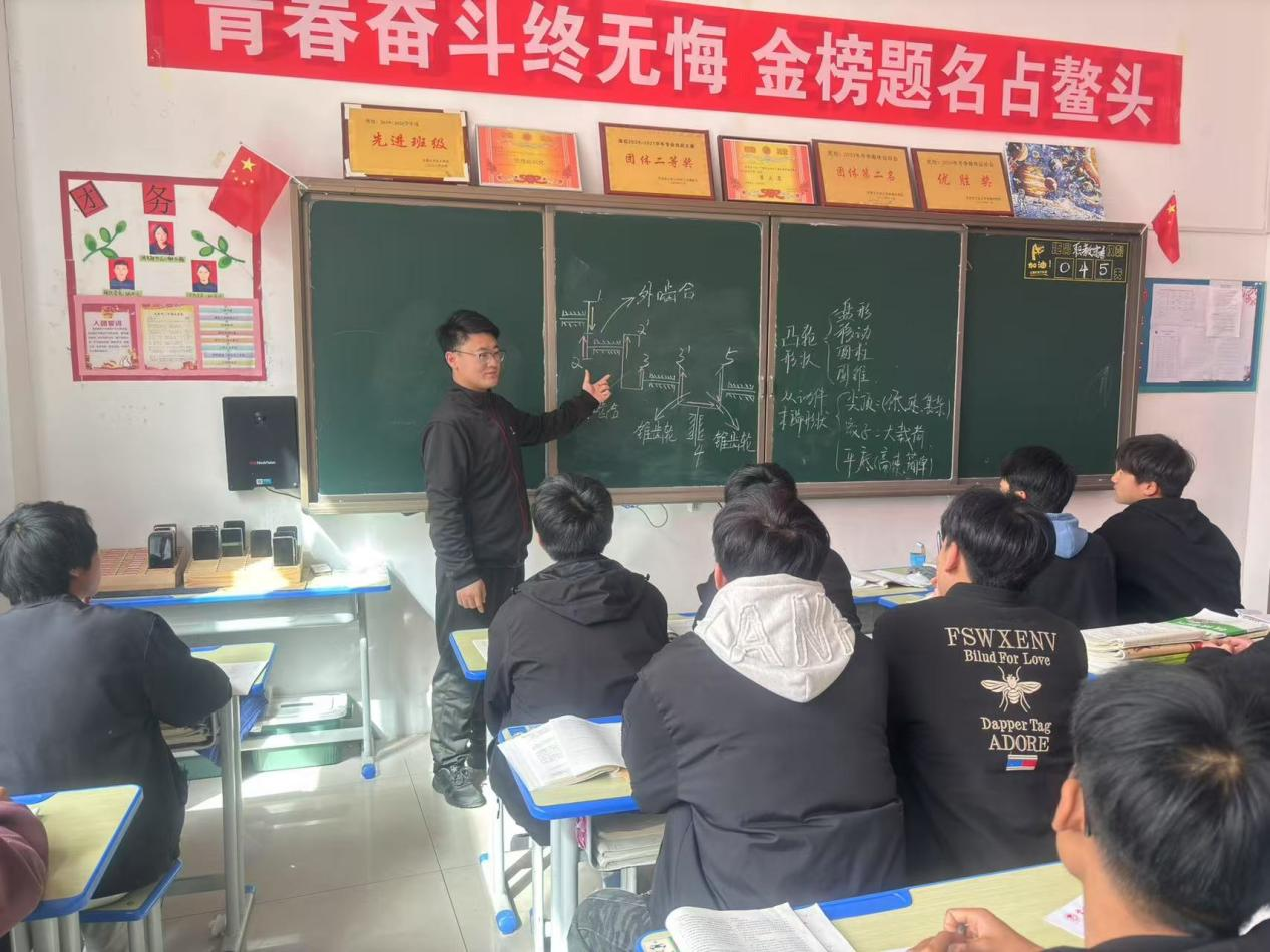 有溫度的點燈人 | 優(yōu)秀教師風采展示（4）：李旭泉