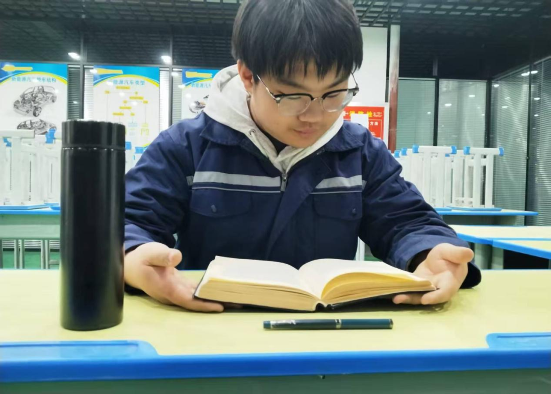書林漫步 經典共享：學生薦書《給青年的十二封信》